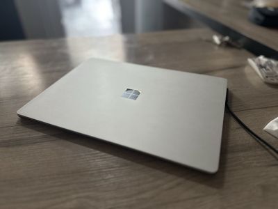 Micrasoft surface laptop 2 sotiladi 8/128