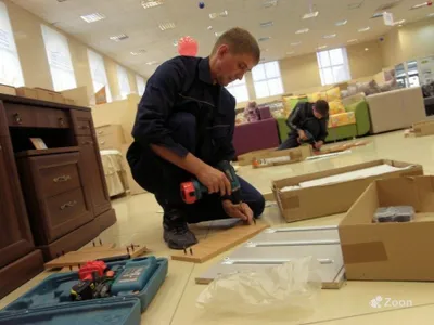 Юқори малакали уста мебелчи мебелларни ечиш йиғиш ўрнатиш