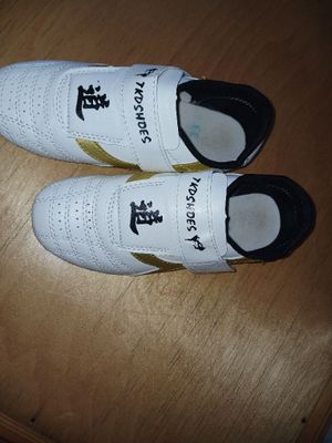 TKDSHOES taekwondo oyoq kiyimi sotiladi.