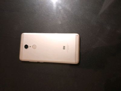 Redmi 5 sotiladi ishlashi zor 3/32 ekran sinmagan!