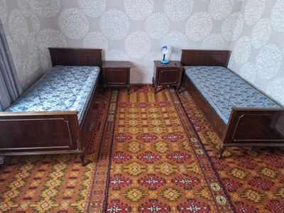 Кровати и прикроватные тумбочки, можно соединить будет двуспальная