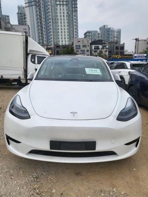 Tesla model Y sotadi.