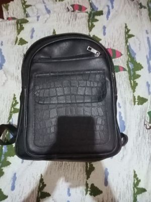 Maktab sumkasi sotiladi arzon narxda!