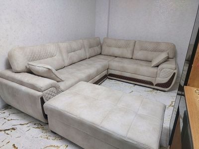 yumshoq mebel va oynali stol