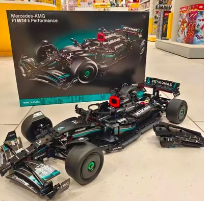 Конструктор Лего F1 Petronas AMG