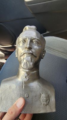С автором бюст Держинского.
