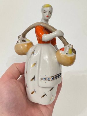 Девушка с коромыслом ЗХК Полоне фарфоровая статуэт