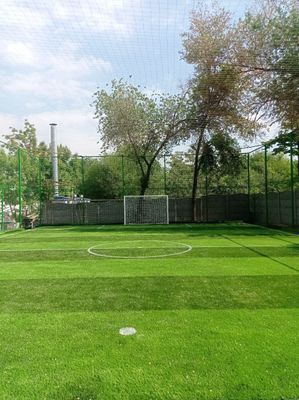 Stadion qurish suniy polya Gazon ustanofka.