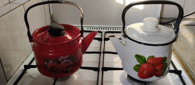 Чайники эмалированные - 2 х литровые.