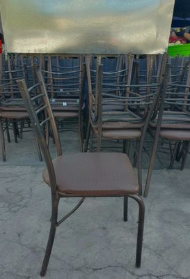“Стулья, которые использовались в столовой”