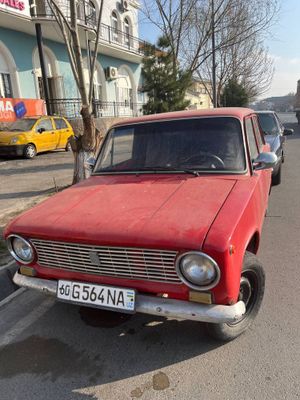 Vaz 21011 yurip turgan moshina