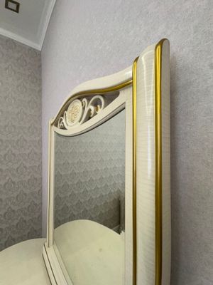 Комод с зеркалом в спальню
