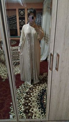 Abaya ichida yengi uzun ko'ylagi bilan birga