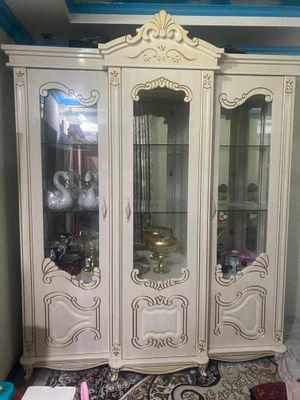 Продаётся сервант (витрина для посуды и декора).