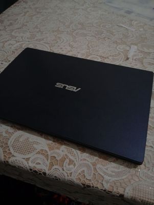 ASUS E510 Laptop Sotiladi! Holati: yaxshi Model: ASUS E510 Protsessor