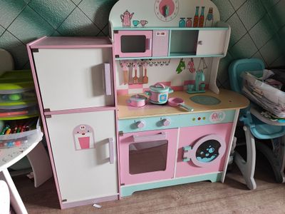 Детская игрушечная кухня