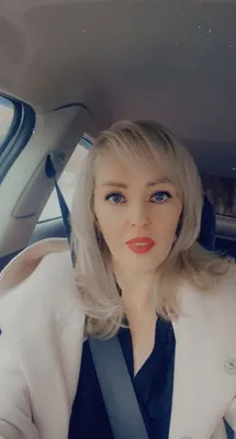 Автоинструктор Женщина инструктор по вождению.