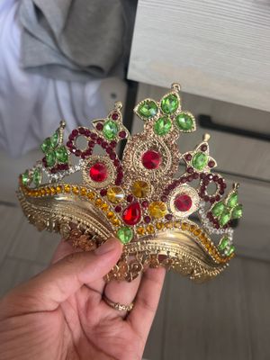 Qosh sotiladi bir marta ham kiyilmagan yangi