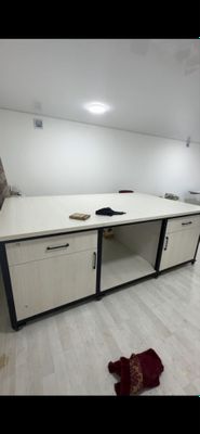 Bichuv stoli 1 yarimga 2 yarim 4 ta tortma 4 ta tumbasi bor