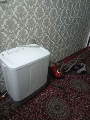 Продам стиральную и 2 пылесоса