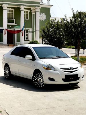 Toyota Yaris srochna sotiladi aftamat xolati zor