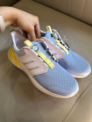Adidas оригинал, новые кроссовки, размер 39
