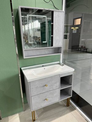 Rakvina shkafli oynasi bilan pvsdan
