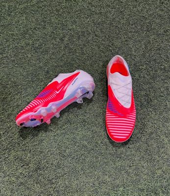 Футбольные бутсы Nike Phantom 6