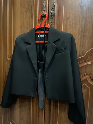 Короткий пиджак с галстуком для девушек