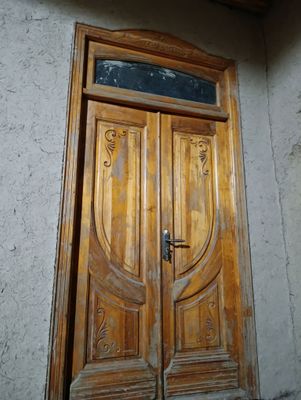 Eshik va 2ta deraza(oynasi bilan).  Juda baquvvat