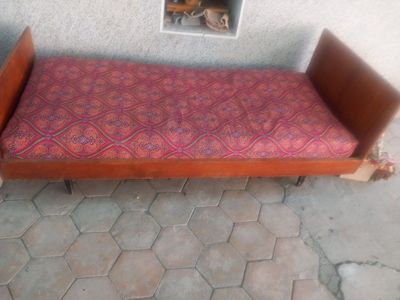 Divan kravatlar 2 ta sotiladi. Holati juda yaxshi