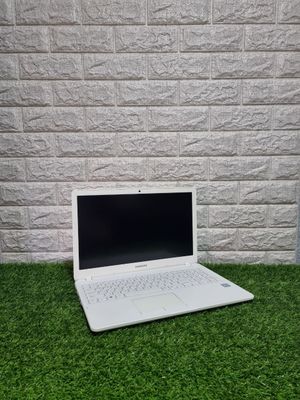 Samsung идеалл холатда Core i3 офис,Photoshop,трейдинг ишлари учун.