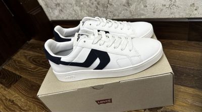 Levis кроссовка 42 размер оригигалный