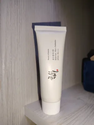 spf quyoshdan himoya va dog'lardan va oqartiradi