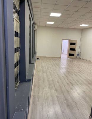 ОФИС, ШоУрум и др , 100 м на Яккасарае ( Интерпол)