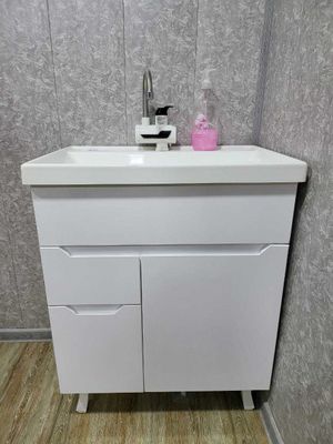 Раковина с шкафом (тумбой) с сифоном с подогревом воды.