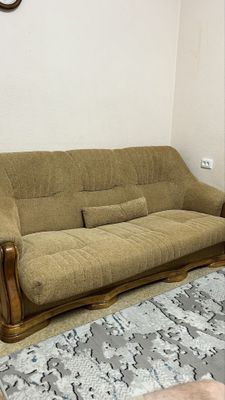 Продается качественный диван с двумя креслами из натурального дерева