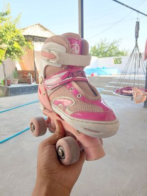 Bir juft pushti rangdagi rolli qizaliqlar uchun