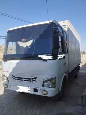 Isuzu sotiladi yili 2010 yuk furgon