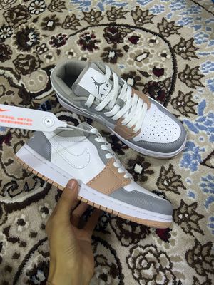 Nike 38,39(2),40 razmerlari bor