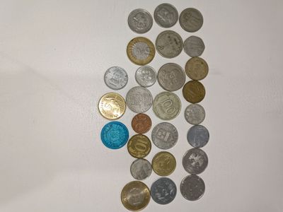 Tangalar. Har xil davlat tangalari sotiladi.