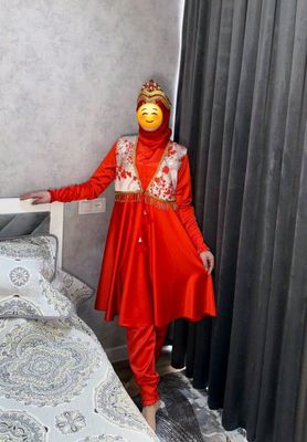 Kelin libosi Qo'l ishi bilan bezatilgan.