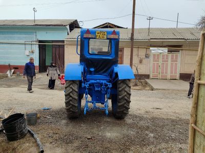 28 traktor srochna sotiladi