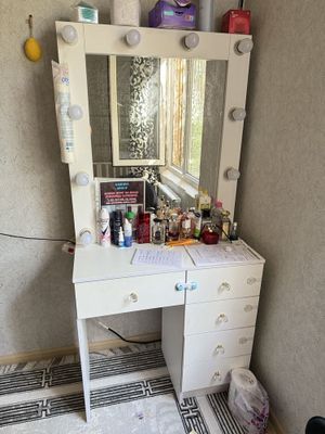 Продам трюмо все лампочки работают