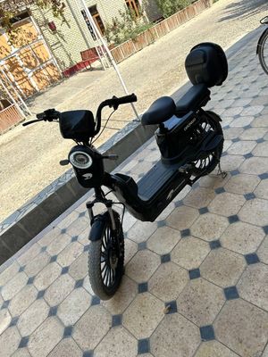 Elektron skuter 2025