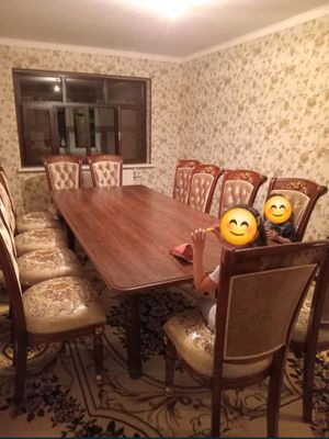 стол и стулья для гостиной