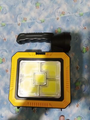 quyoshdan zaryad oladi va telefonlarni ham zarydla