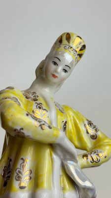 Фарфоровая статуэтка Лебедушка Дулево плясунья
