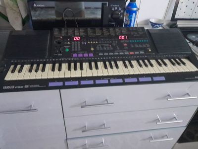 ативный синтезатор Yamaha PSS-51.