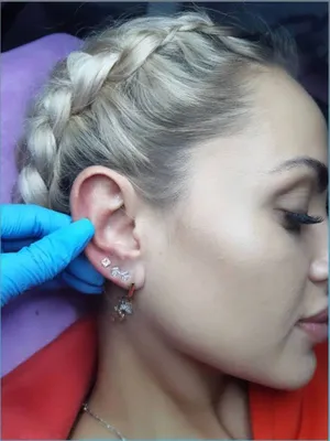 Квалифицированный стилист и Прокалывание ушей.